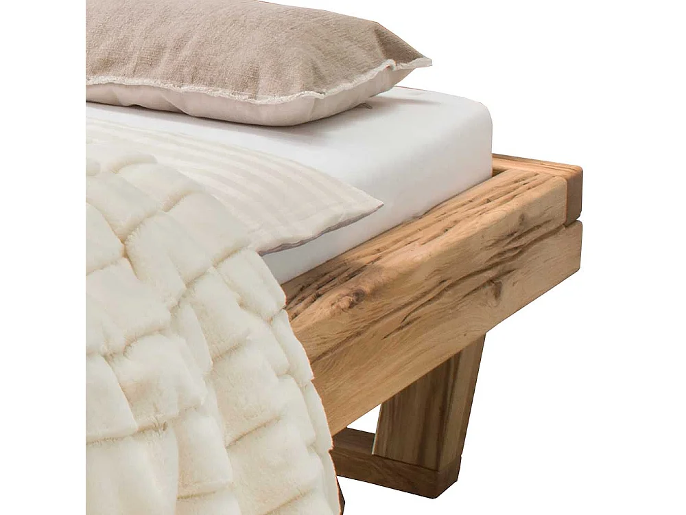 Balkenbett ohne Kopfteil aus Wildeiche Massivholz rustikalen Stil