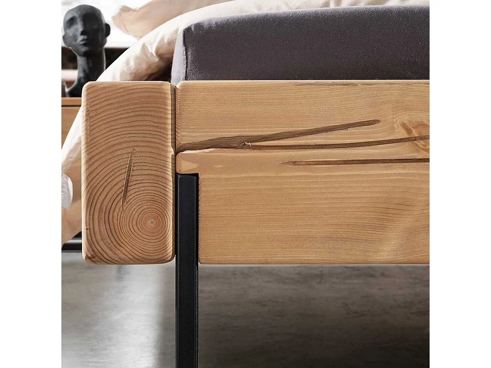 Industrial Massivholzbett aus Kiefer geölt Bügelgestell aus Metall