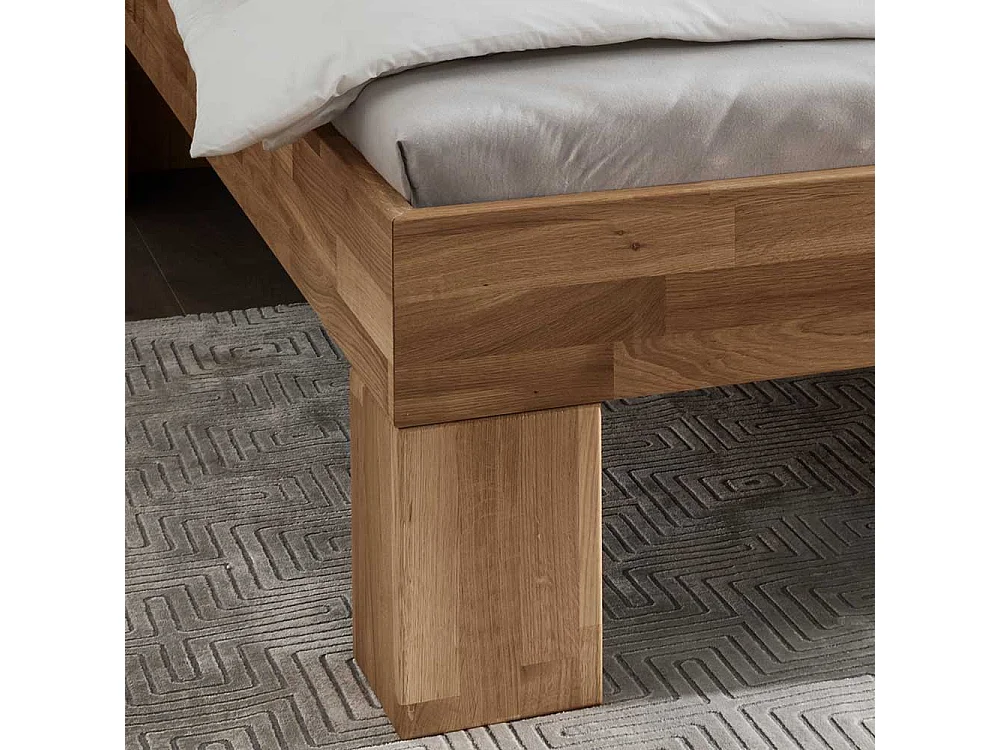 Massives Holzbett aus Wildeiche geölt Mittelsteg