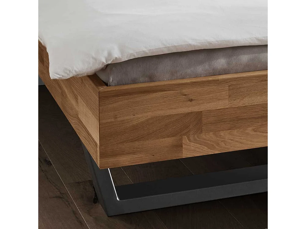 Modernes Bett aus Wildeiche Massivholz zwei Nachtkommoden (dreiteilig)