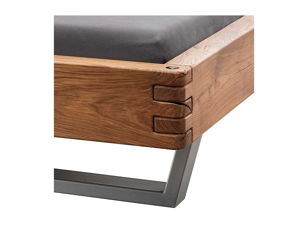 Doppelbett Massivholzbett in Wildeichefarben im Industry und Loft Stil