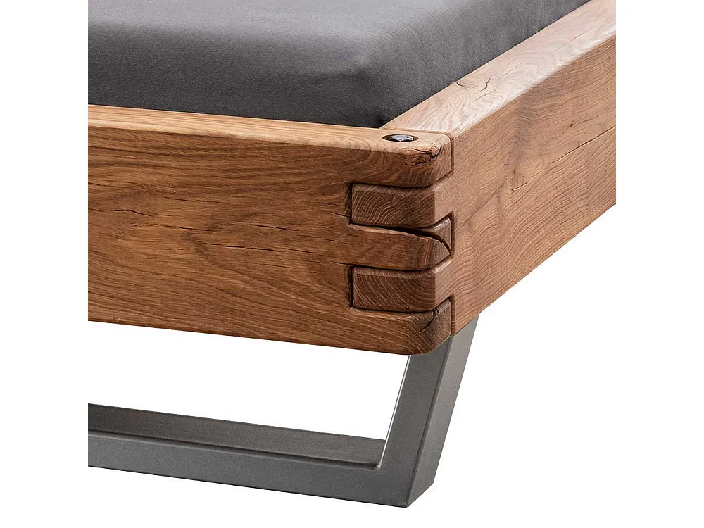 Doppelbett Massivholzbett in Wildeichefarben im Industry und Loft Stil