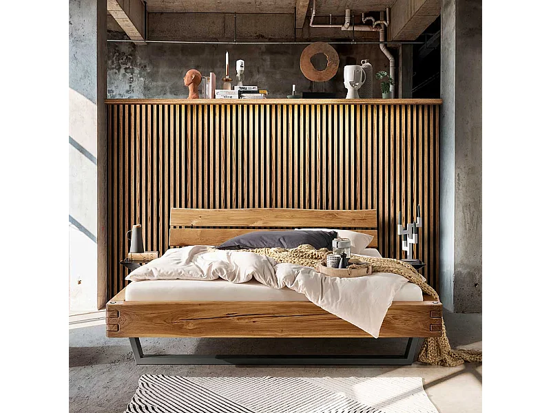 Doppelbett Massivholzbett in Wildeichefarben im Industry und Loft Stil
