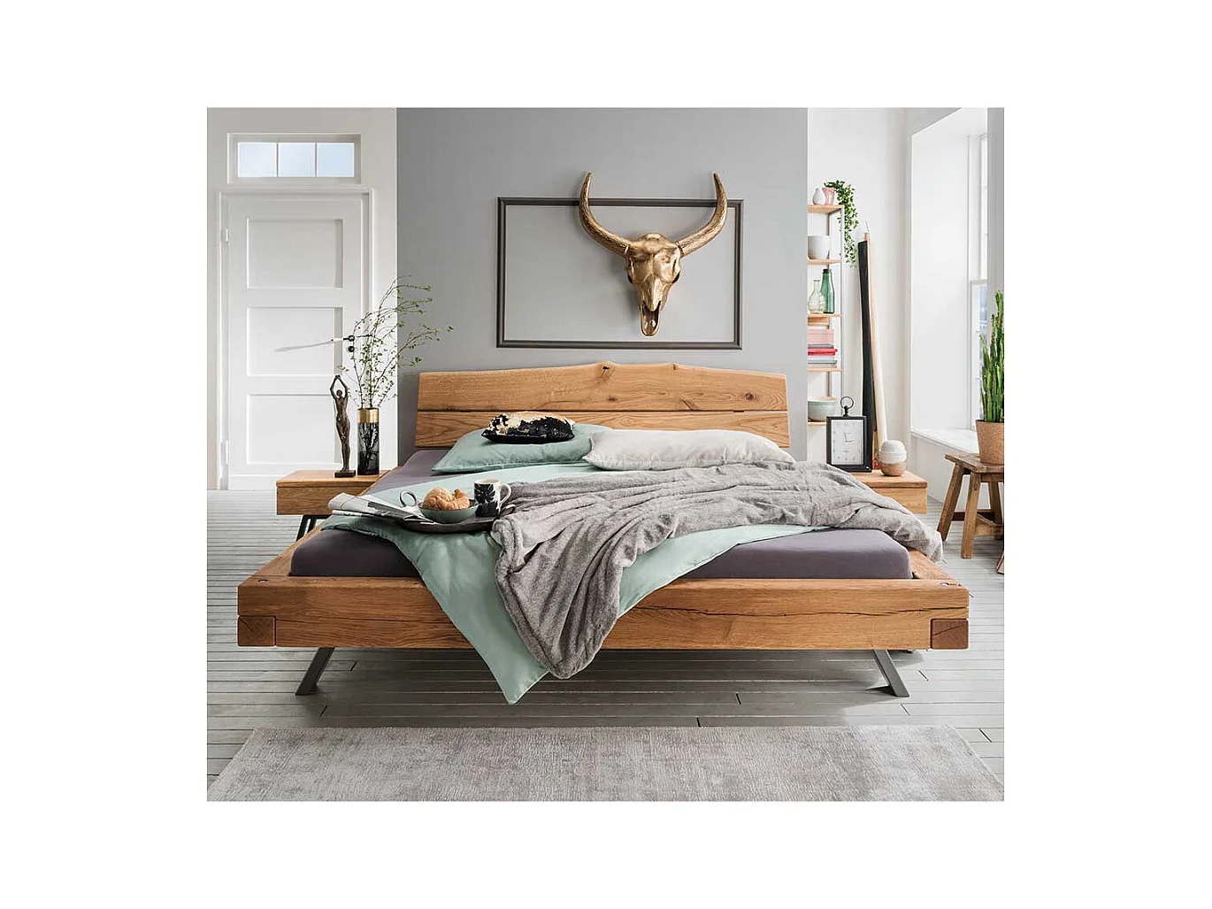 Massivholz Bett in Wildeichefarben geölt zwei Nachtkommoden (dreiteilig)