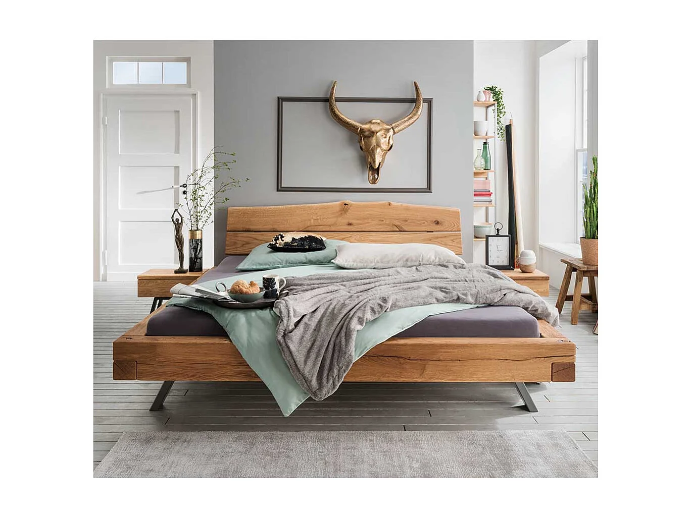 Massivholz Bett in Wildeichefarben geölt zwei Nachtkommoden (dreiteilig)