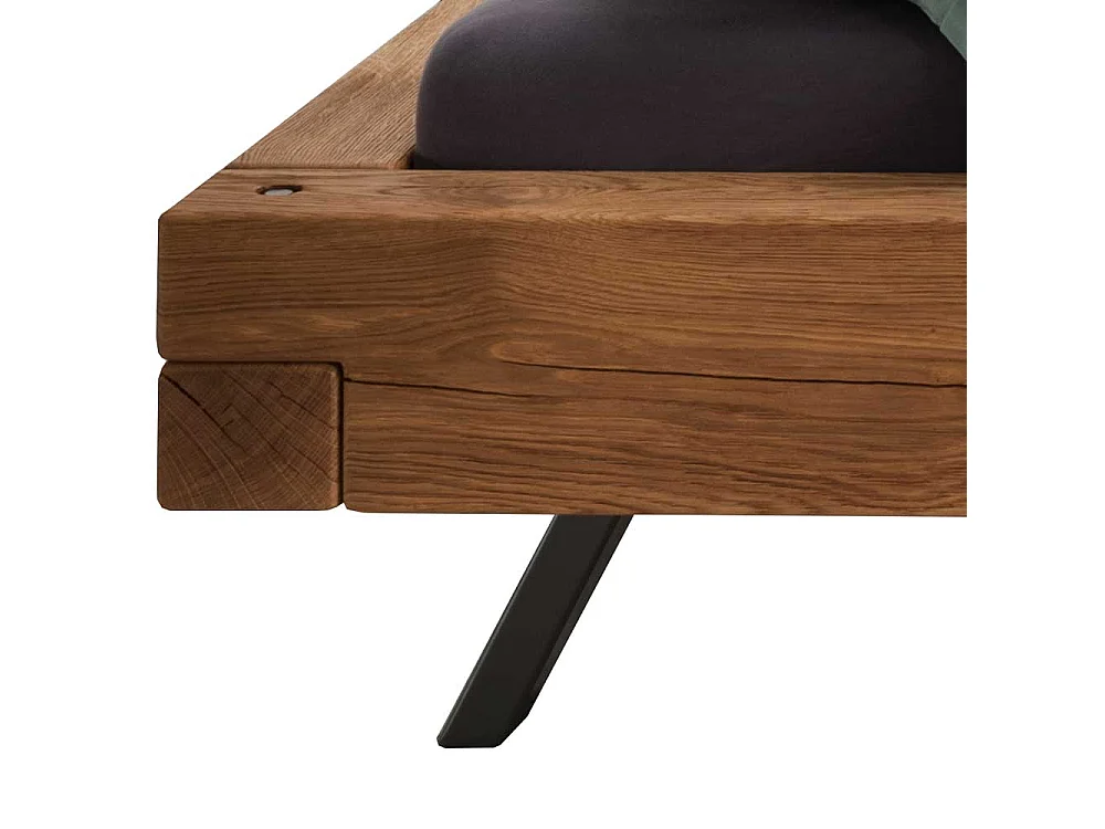 Massivholz Bett in Wildeichefarben geölt zwei Nachtkommoden (dreiteilig)