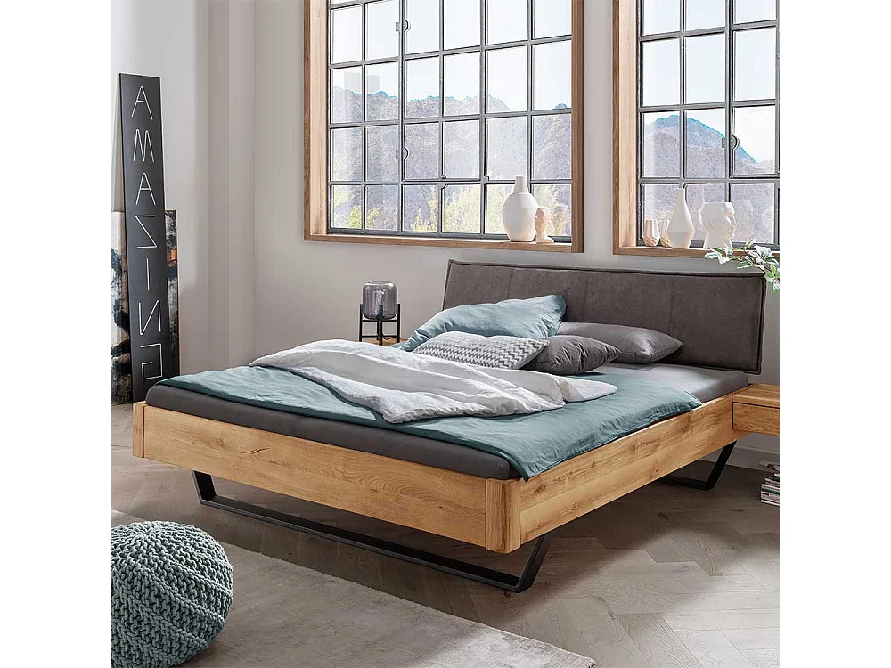 Wildeiche Massivbett mit Bügelgestell aus Metall Industry und Loft Stil