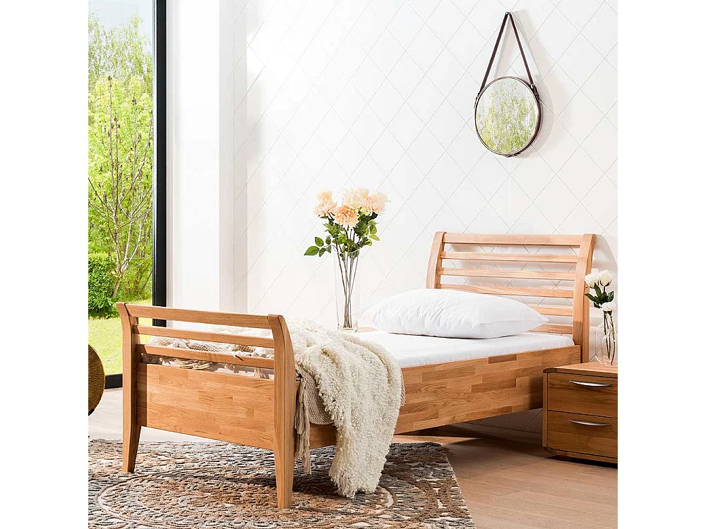 Massives Holzbett in Kernbuchefarben Landhausstil