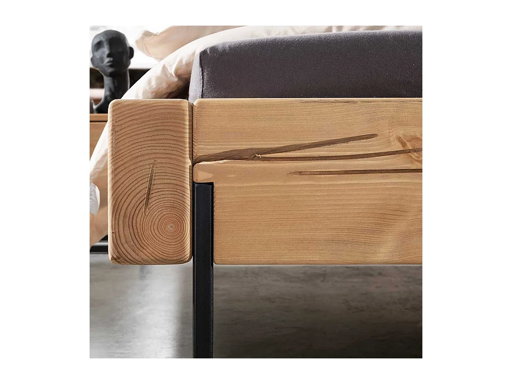 Industrial Massivholzbett aus Kiefer geölt Bügelgestell aus Metall