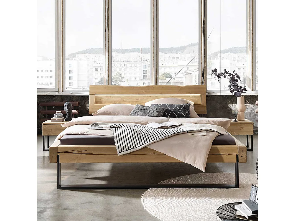 Industrial Massivholzbett aus Kiefer geölt Bügelgestell aus Metall