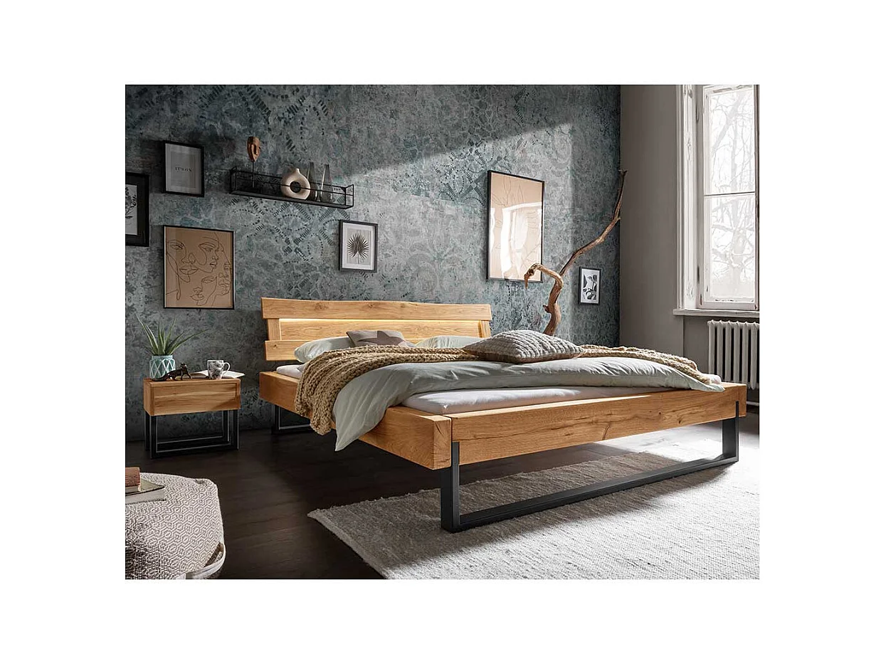 Wildeiche Balkenbett im Industry und Loft Stil Metall Bügelgestell