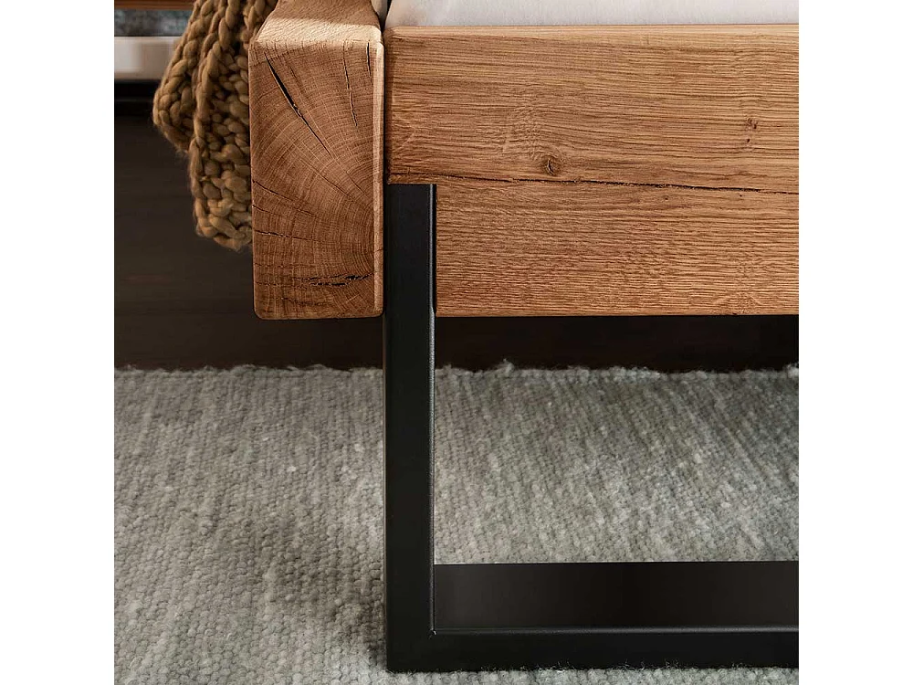 Wildeiche Balkenbett im Industry und Loft Stil Metall Bügelgestell