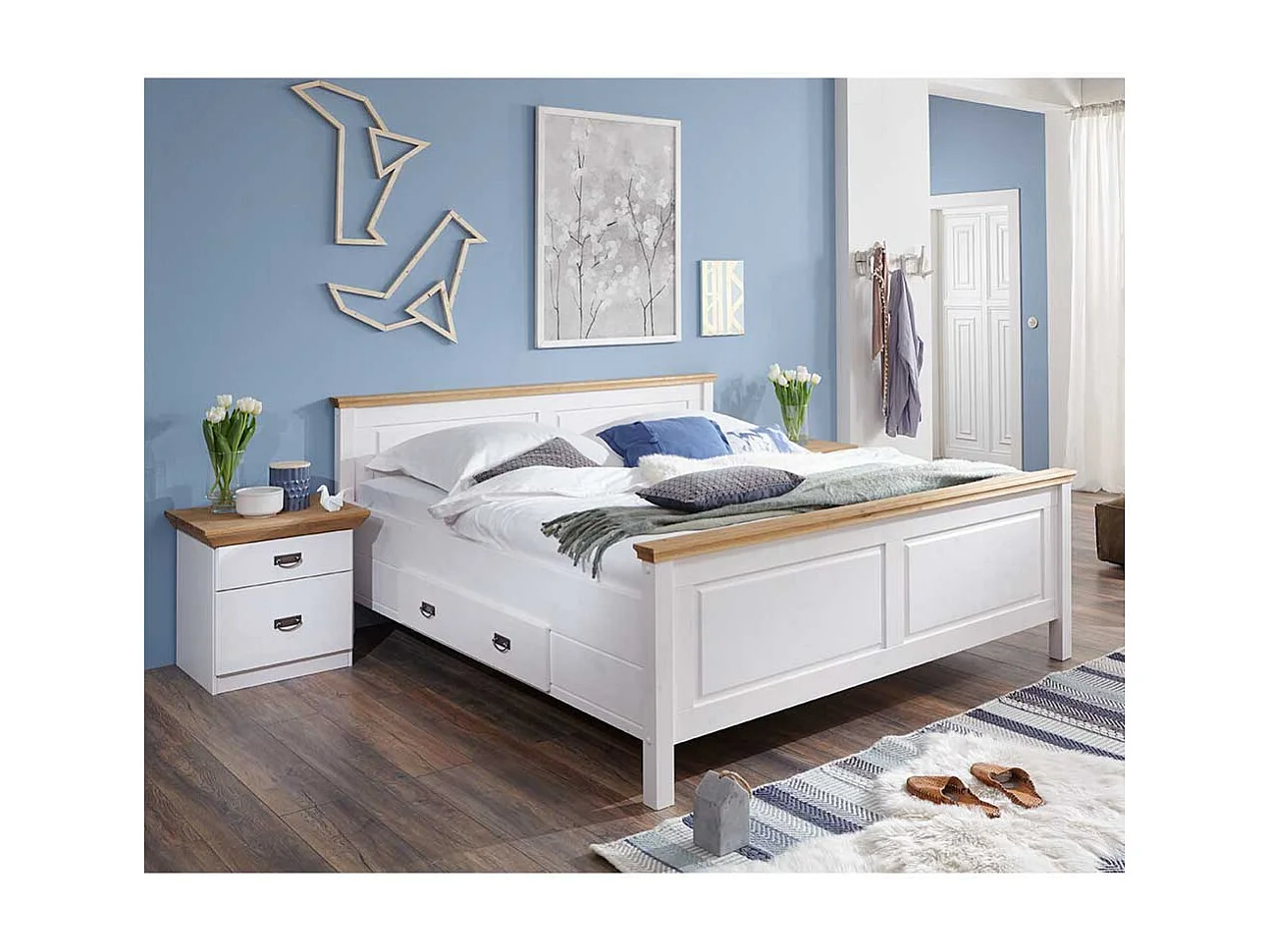 Landhausbett in Weiß Kiefer teilmassiv Nachtkommoden (dreiteilig)