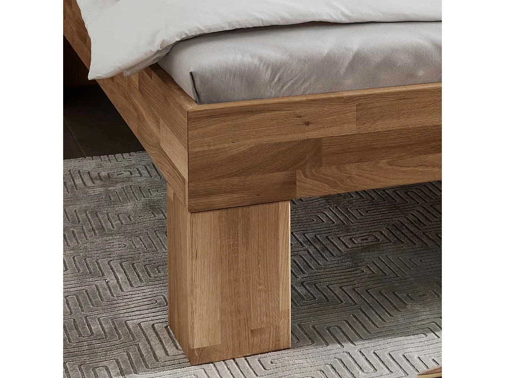 Massivbett aus Wildeicheholz zwei Nachtkommoden (dreiteilig)