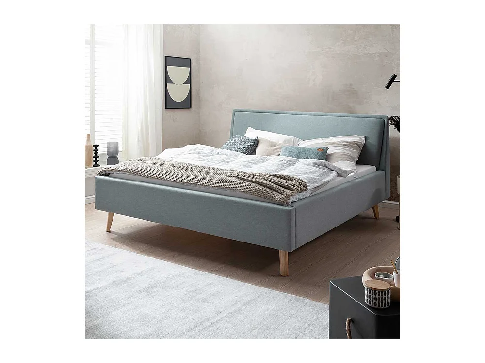 Polsterbett hellblau im Skandi Design Vierfußgestell aus Holz