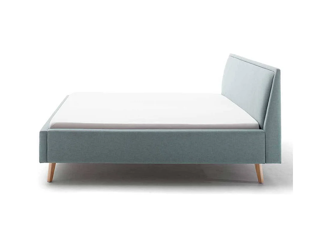 Polsterbett hellblau im Skandi Design Vierfußgestell aus Holz