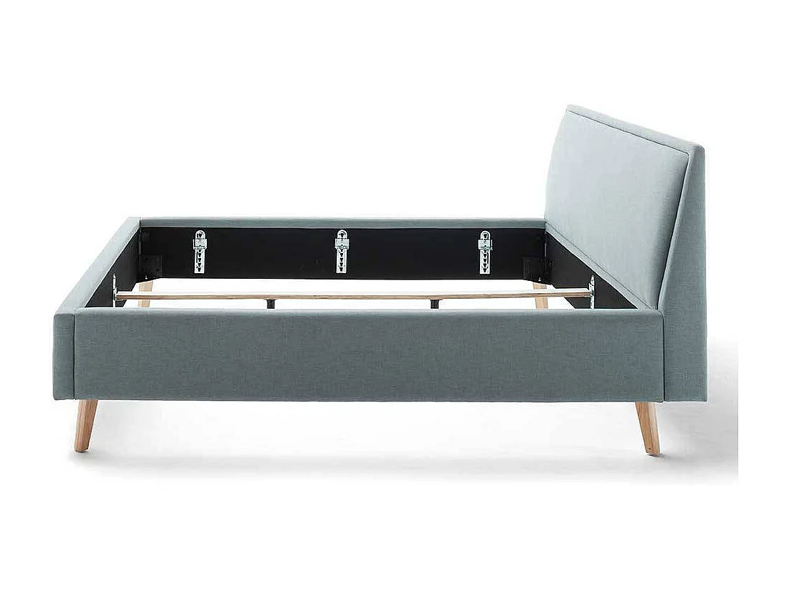 Polsterbett hellblau im Skandi Design Vierfußgestell aus Holz