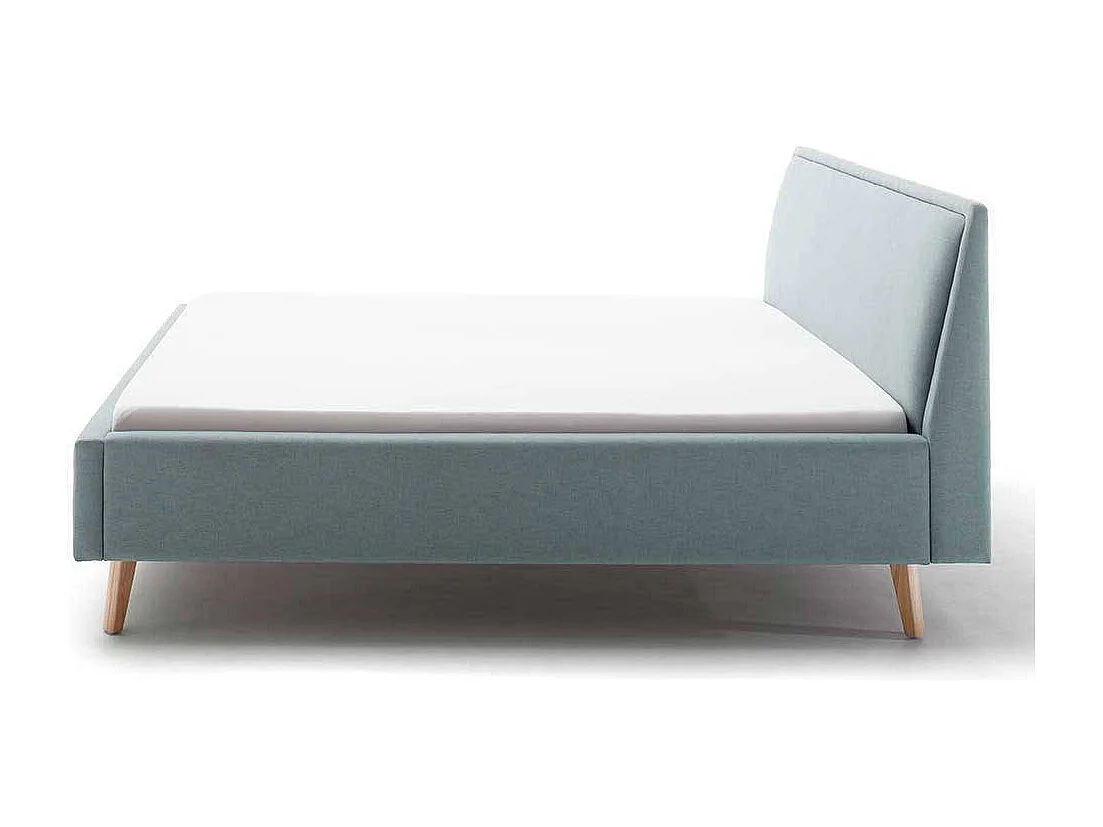 Polsterbett hellblau im Skandi Design Vierfußgestell aus Holz