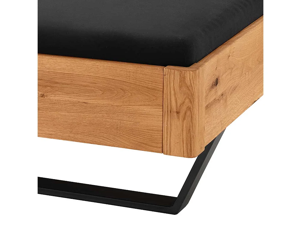 Wildeiche massiv Bett mit Bügelgestell Industry und Loft Stil