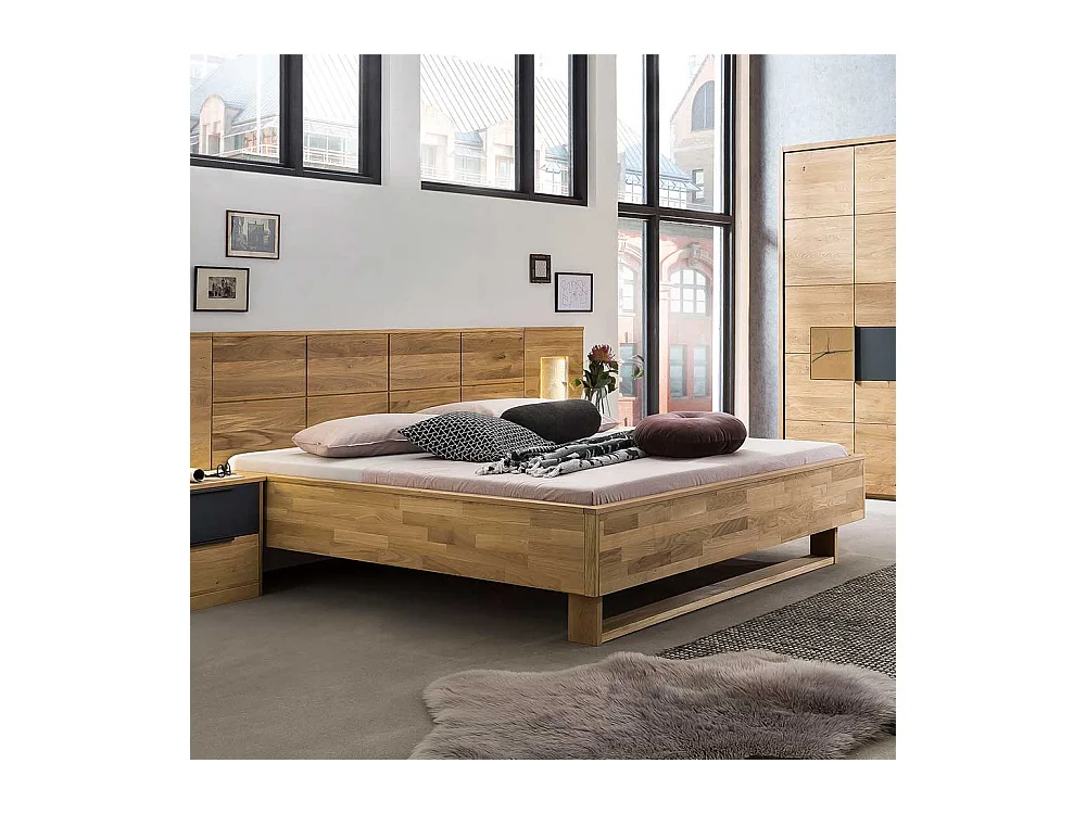 Massivholz Bett aus Eiche geölt Bügelgestell