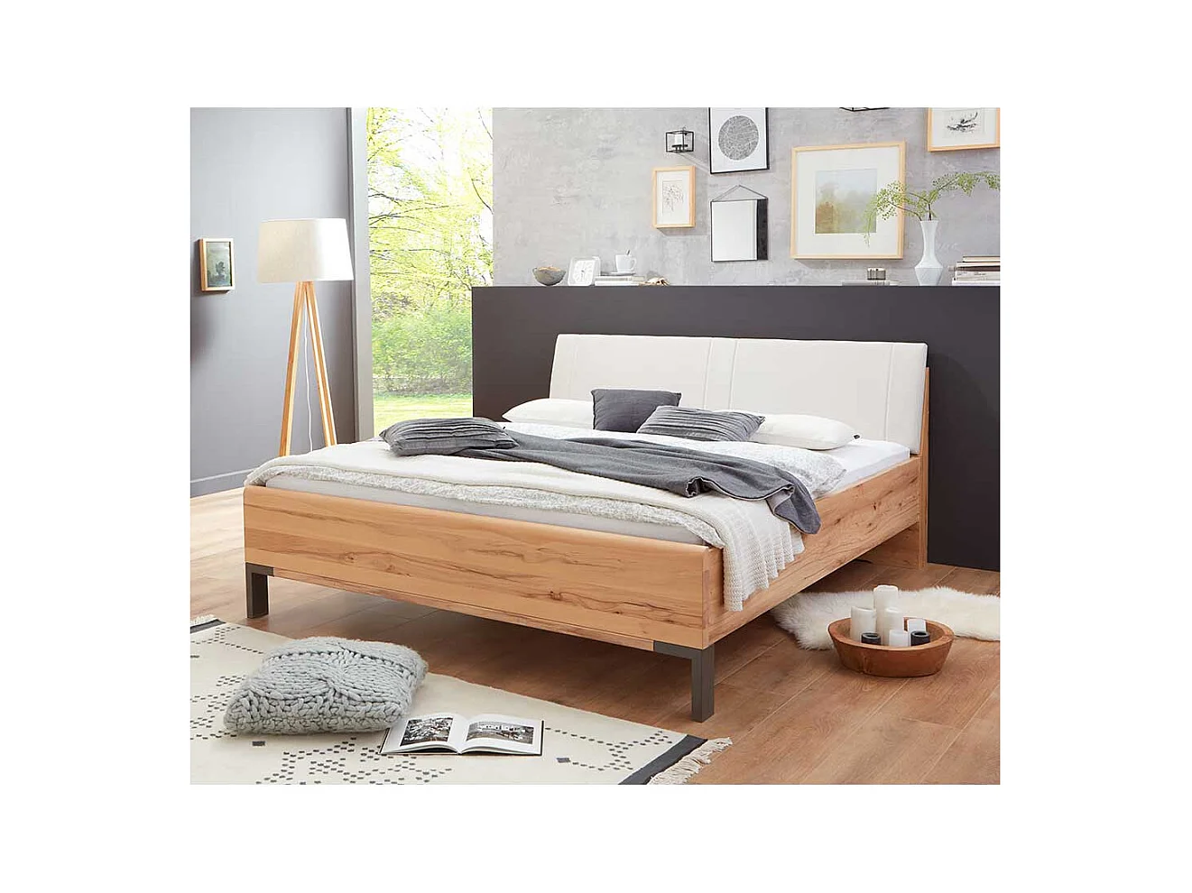 Komfortbett aus Astkernbuche teilmassiv Kunstleder Kopfteil in Beige