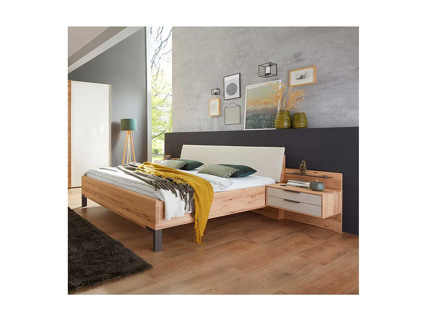 Breites Bett aus Kernbuche Massivholz und Kunstleder Made in Germany (dreiteilig)