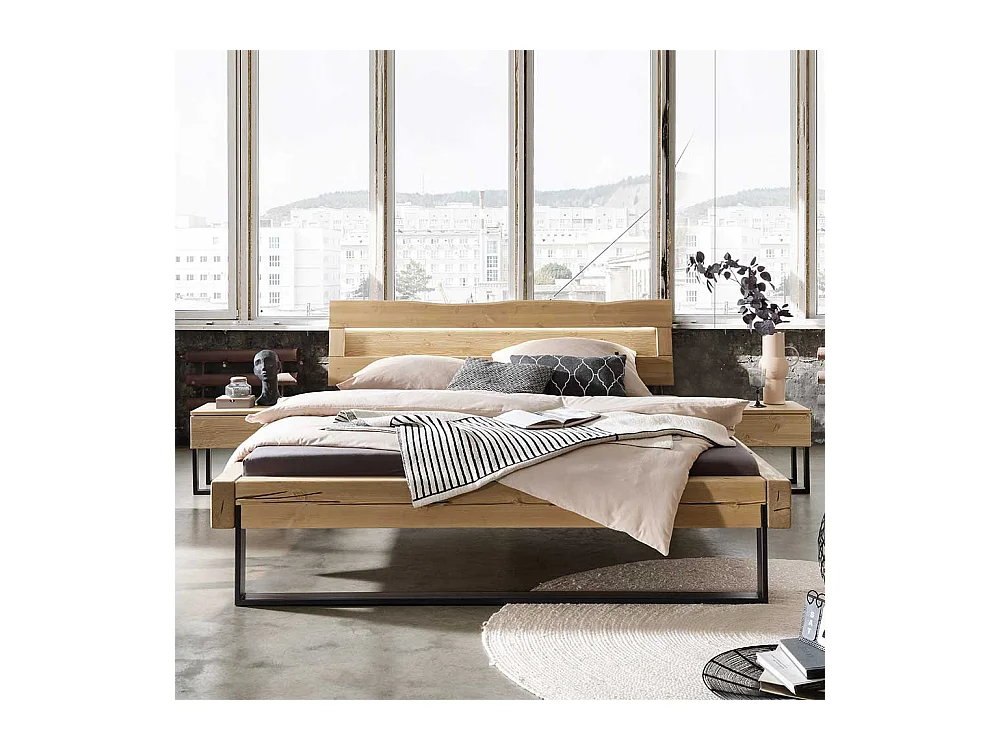 Industrial Massivholzbett aus Kiefer geölt Bügelgestell aus Metall