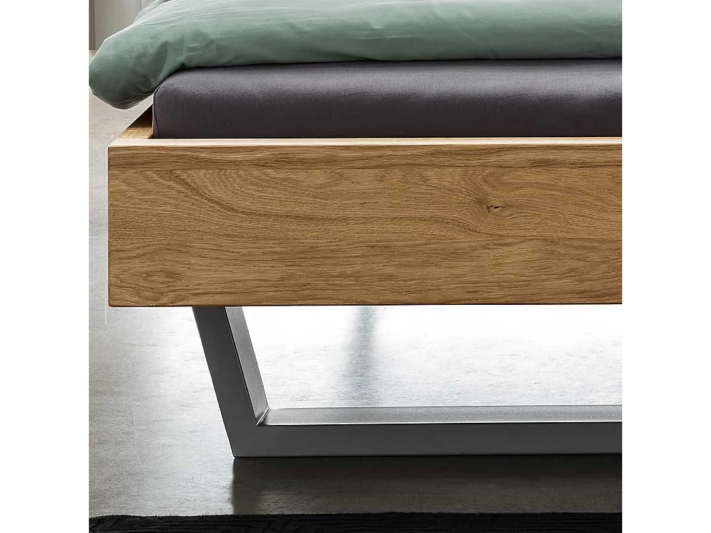 Naturholzbett im Industrie und Loft Stil Metallkufen Gestell