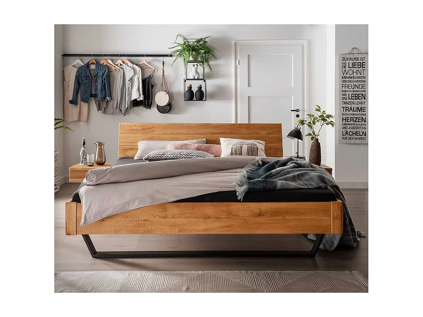Wildeiche massiv Bett mit Bügelgestell Industry und Loft Stil