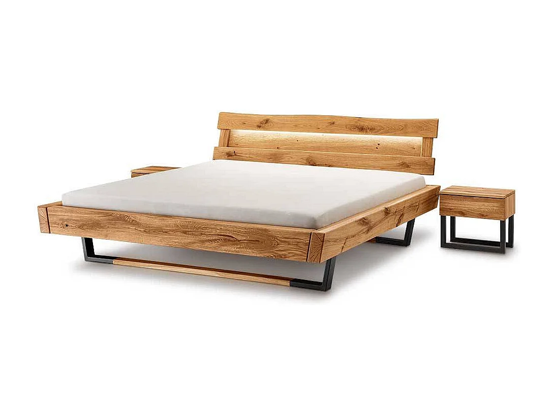 Massives Balkenbett im Industry und Loft Stil Wildeiche und Metall