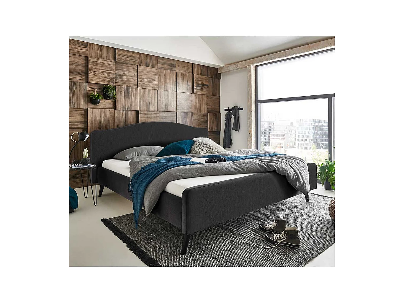 Gepolstertes Bett in Anthrazit Velours Vierfußgestell aus Holz