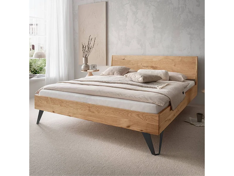 Doppelbetten Holzbett mit Fußgestell aus Metall im Industry und Loft Stil