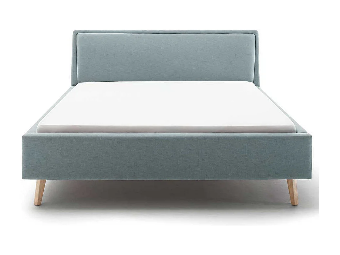 Polsterbett hellblau im Skandi Design Vierfußgestell aus Holz