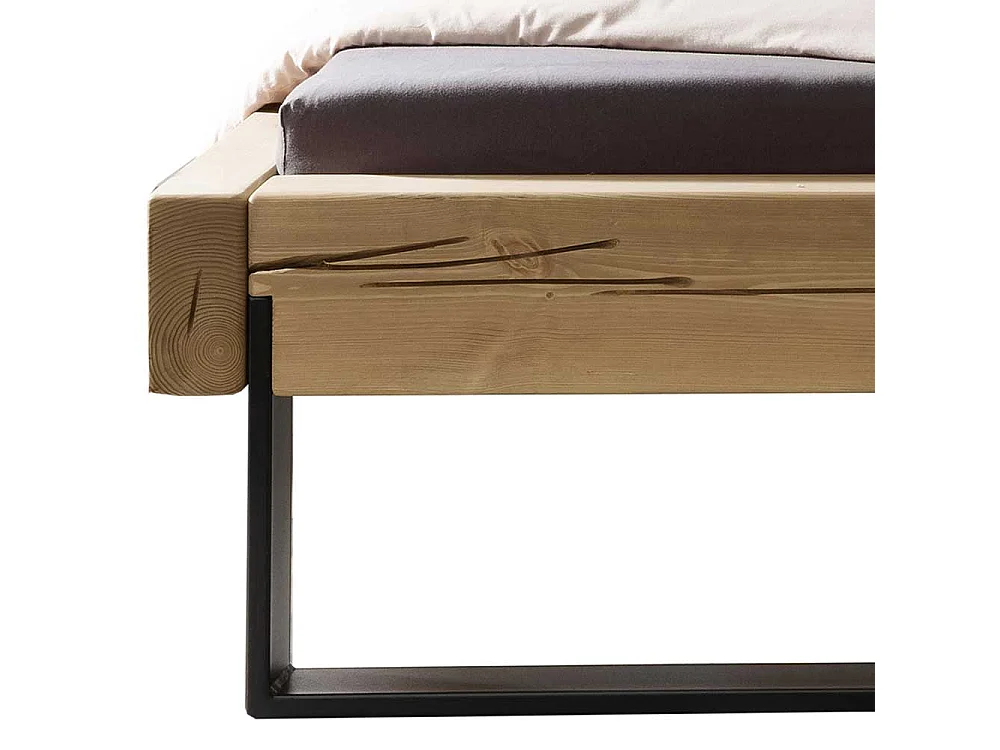 Industrial Massivholzbett aus Kiefer geölt Bügelgestell aus Metall