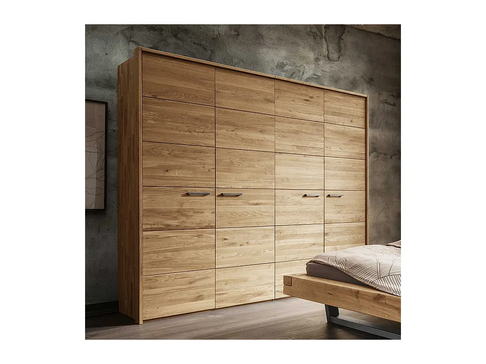 Kleiderschrank Massivholz aus Wildeiche vier Drehtüren