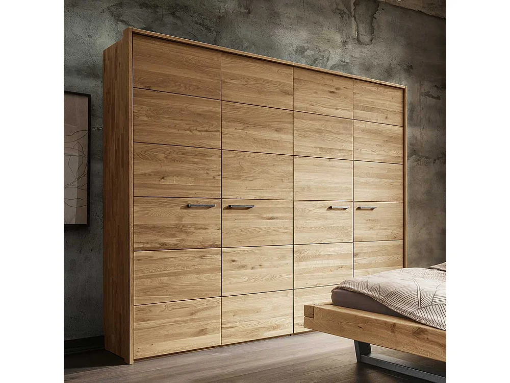 Kleiderschrank Massivholz aus Wildeiche vier Drehtüren
