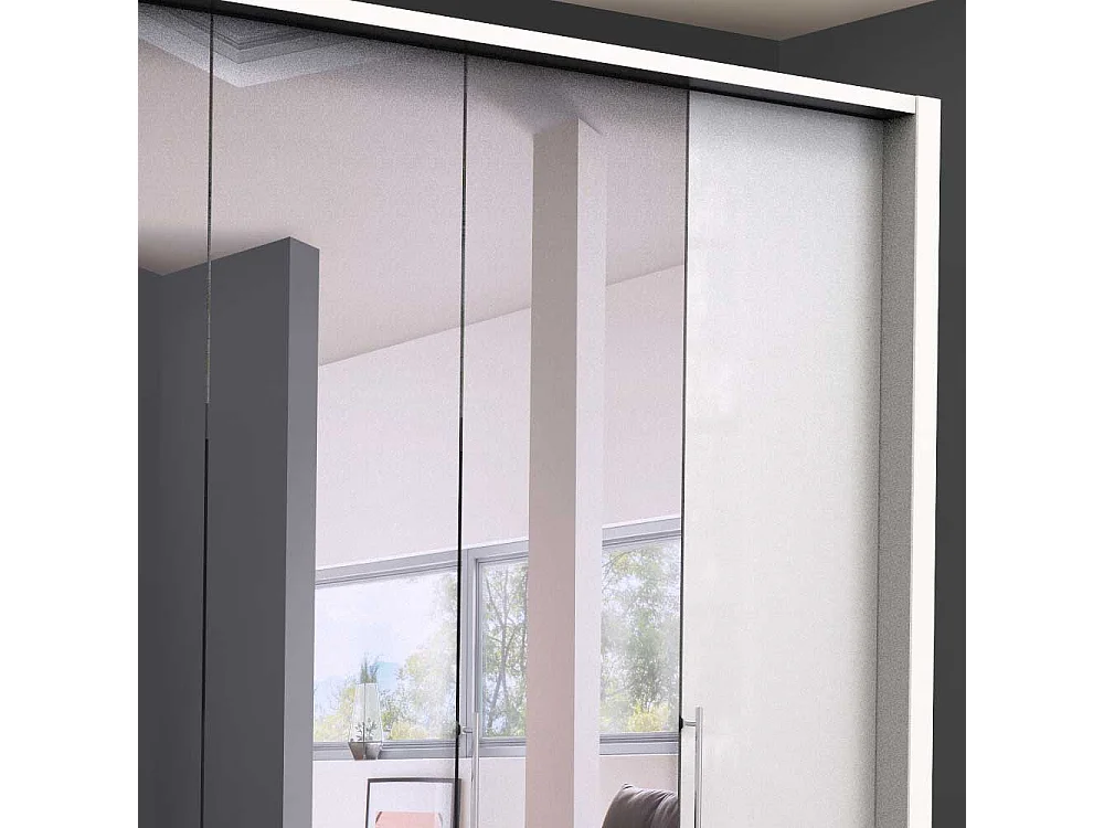 Schlafzimmerschrank in Weiß Falttüren und Spiegel