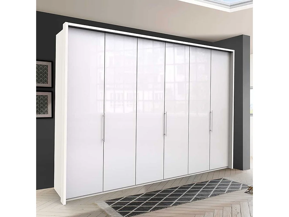 Weißer Schlafzimmerschrank mit Falttüren glasbeschichtet