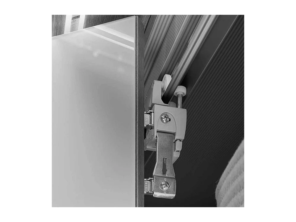 Weißer Falttürenschrank mit sechs Schubladen Made in Germany