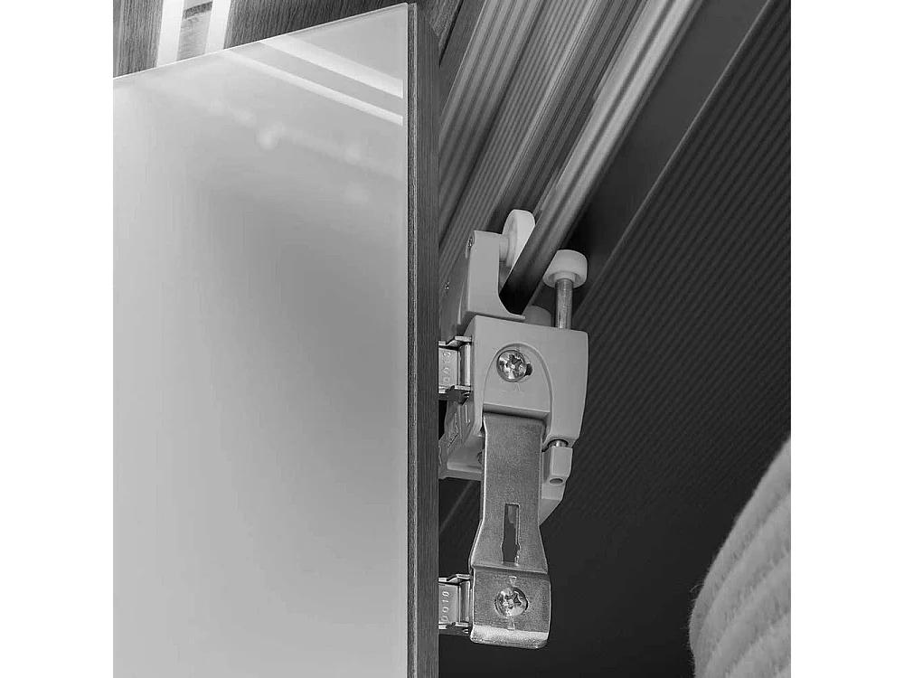 Weißer Falttürenschrank mit sechs Schubladen Made in Germany