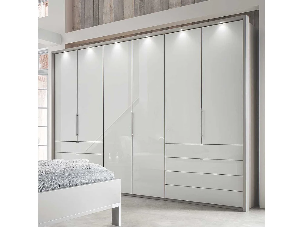 Falttüren Schlafzimmerschrank in Weiß und Hellgrau LED Beleuchtung