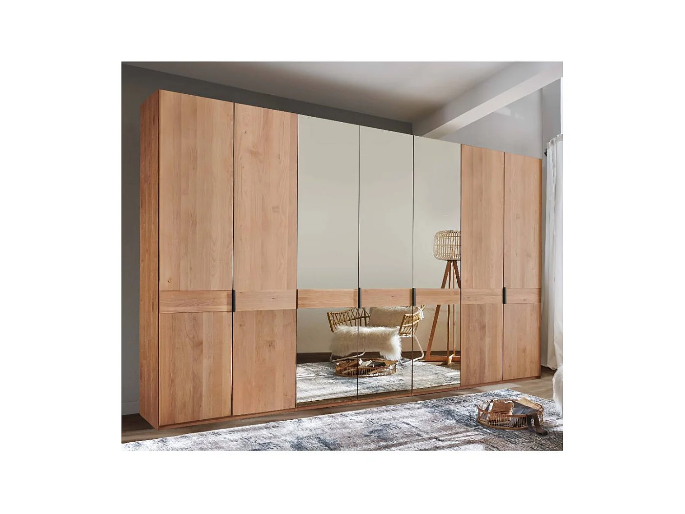 Drehtürenschrank Spiegeltürenschrank auf Sockel mit Metallgriffen