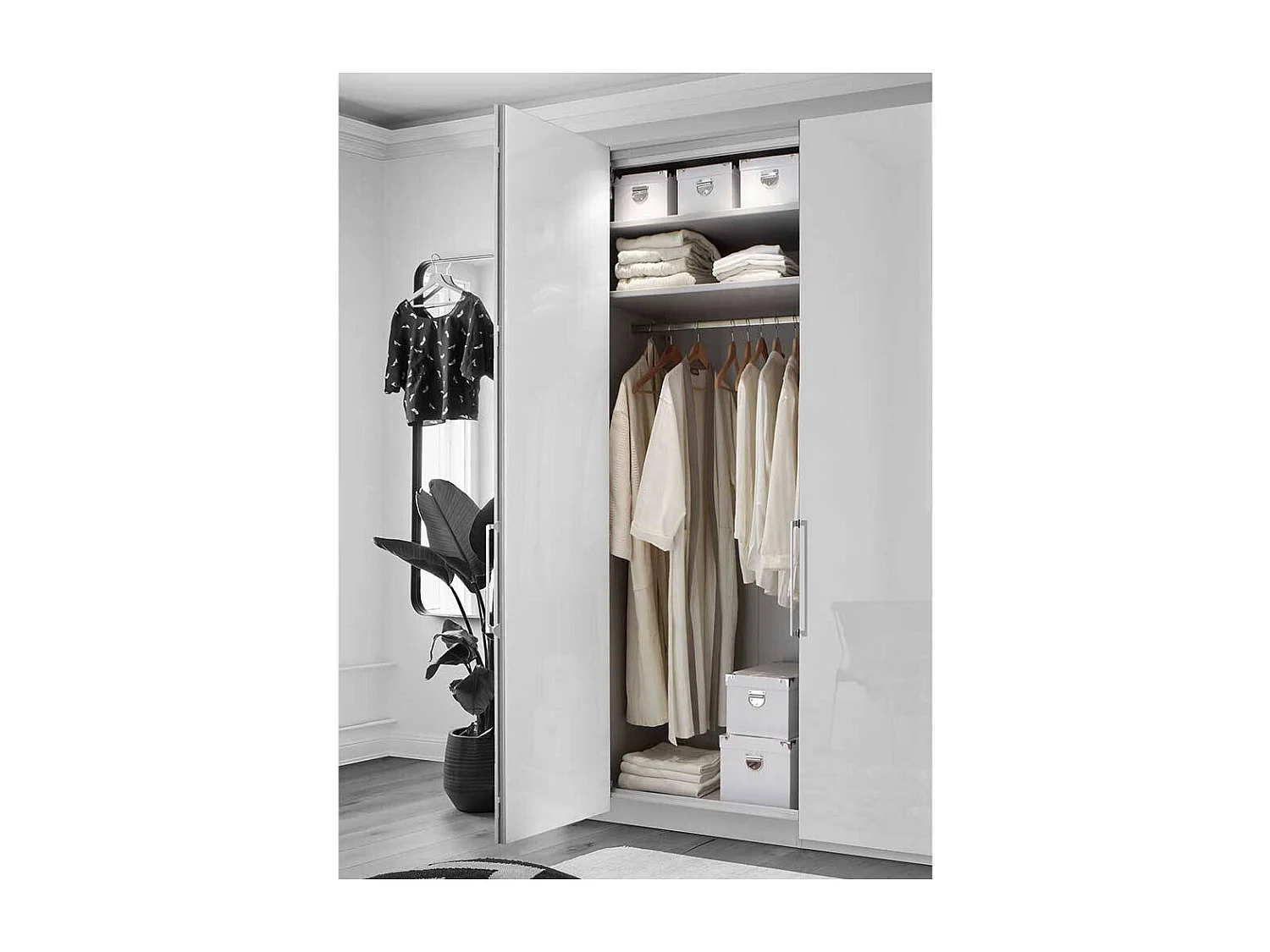 Hochwertiger Kleiderschrank in Weiß Front glasbeschichtet