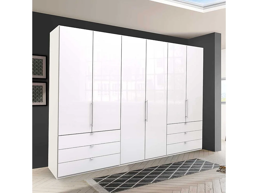 Weißer Falttürenschrank mit viel Stauraum glasbeschichtet