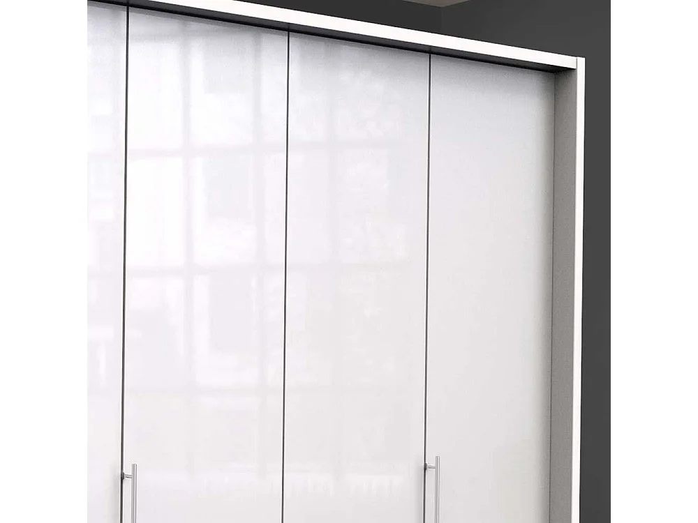 Weißer Falttürenschrank mit viel Stauraum glasbeschichtet