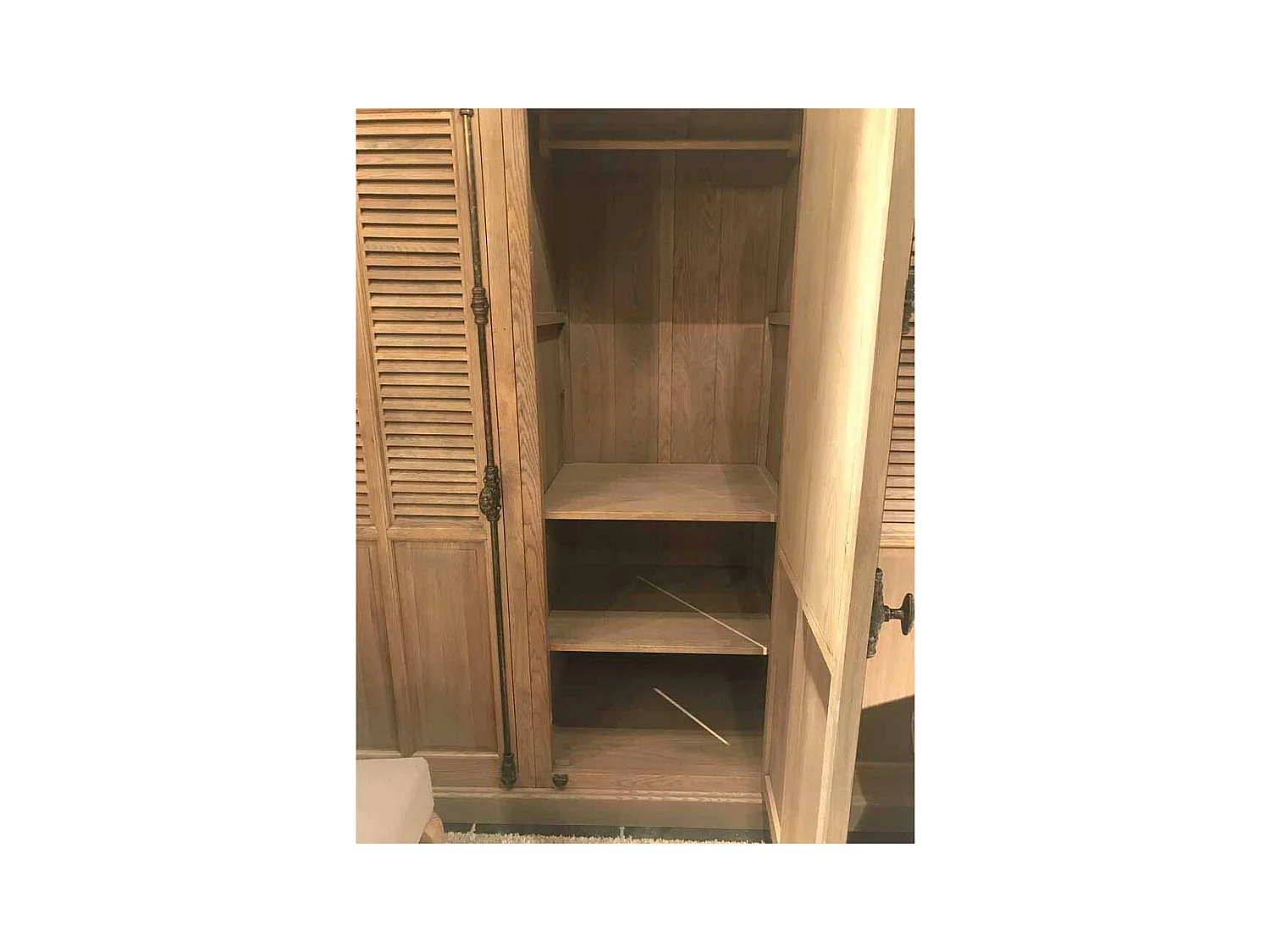 Kleiderschrank aus Eiche mit Antik Finish abschließbar