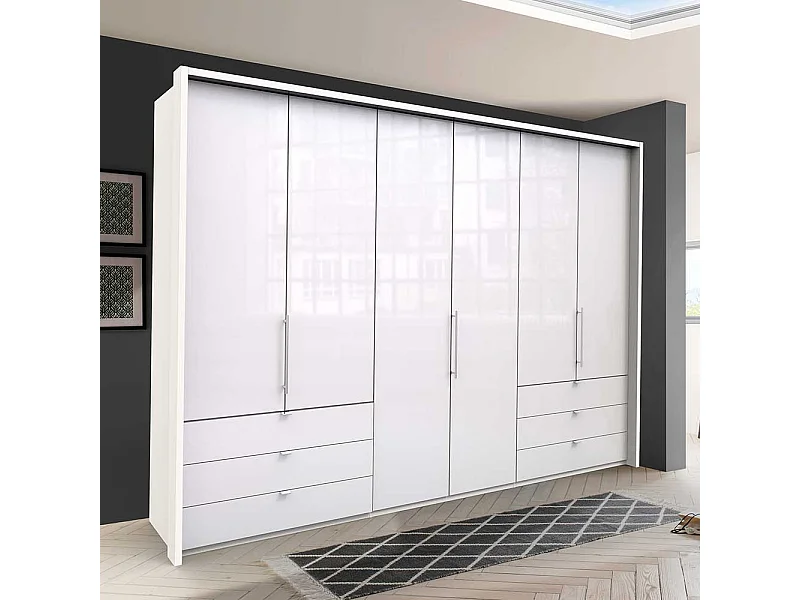 Weißer Falttürenschrank mit viel Stauraum glasbeschichtet