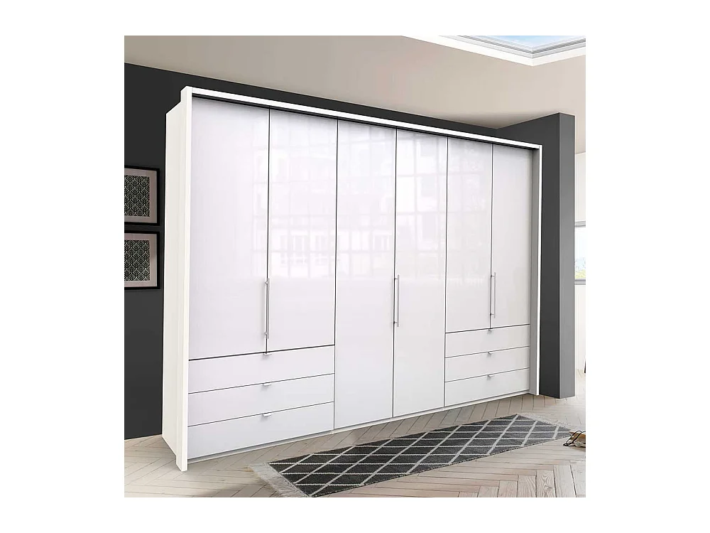 Weißer Falttürenschrank mit viel Stauraum glasbeschichtet