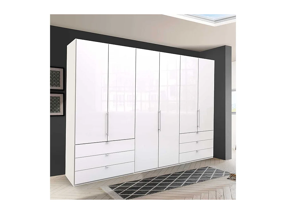 Weißer Falttürenschrank mit viel Stauraum glasbeschichtet