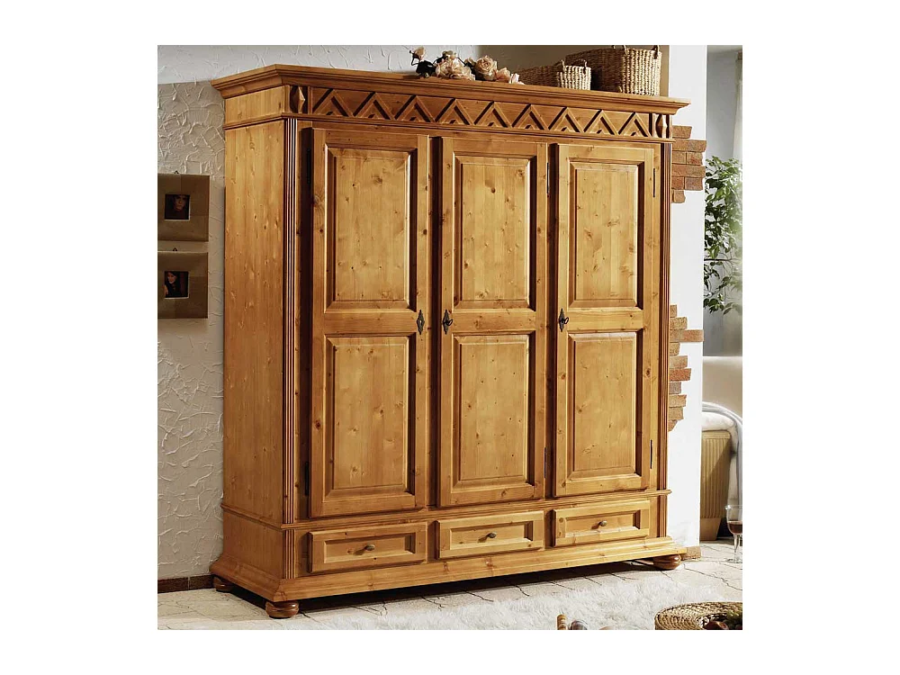 Schlafzimmer Kleiderschrank aus Fichte Massivholz antik lackiert